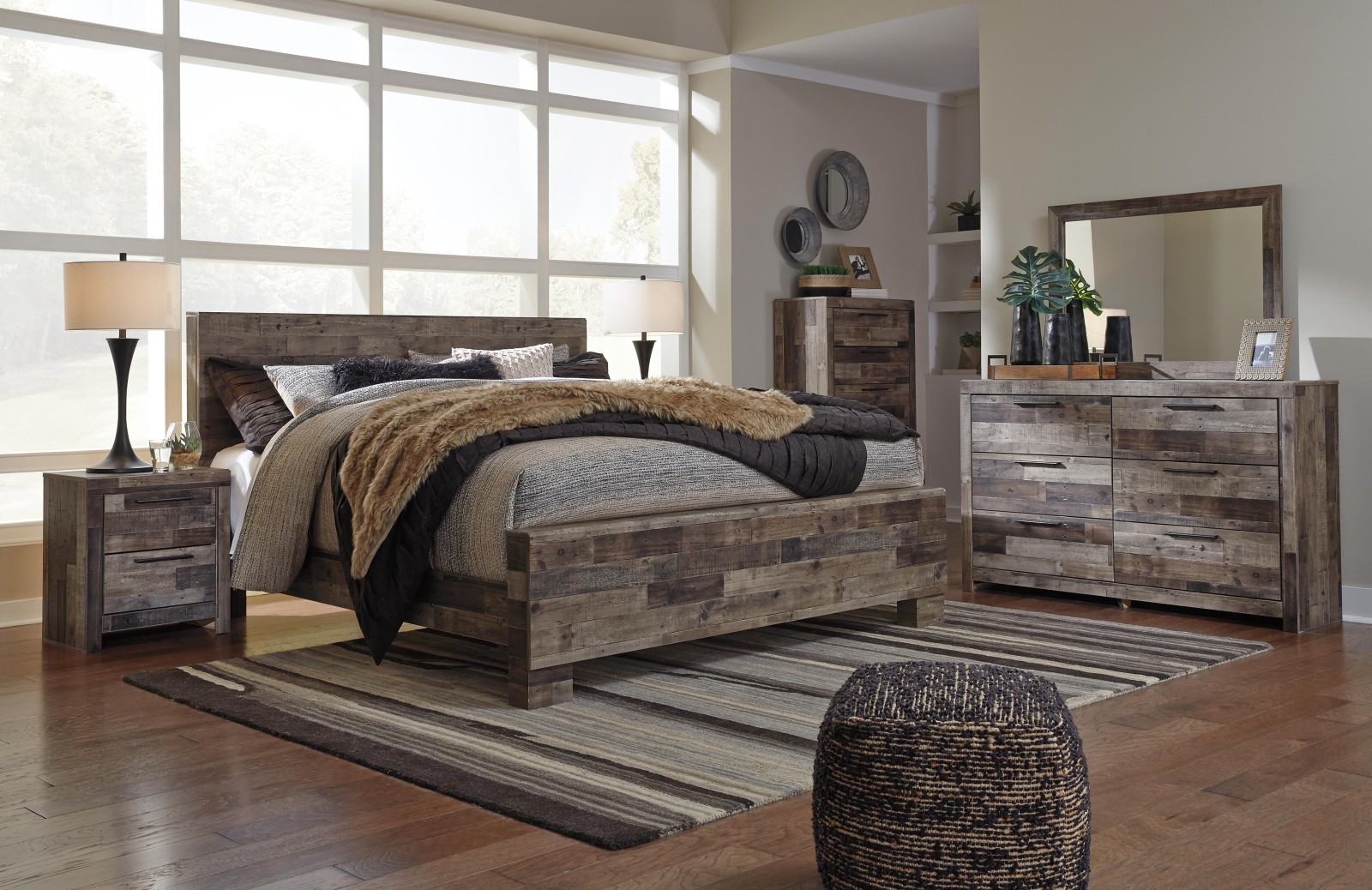 7 pc Derekson King Bedroom Set