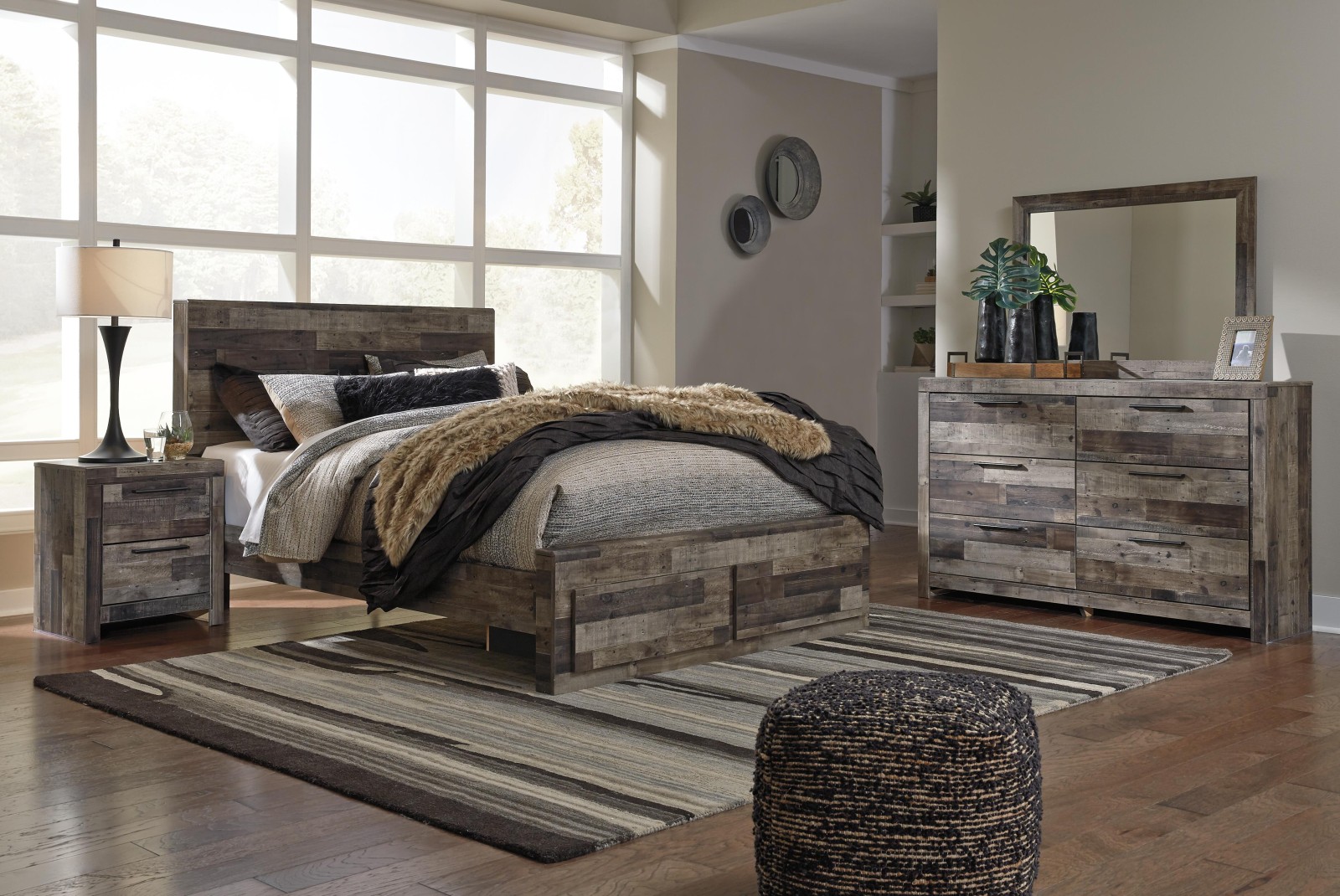 9 pc Derekson King Bedroom Set